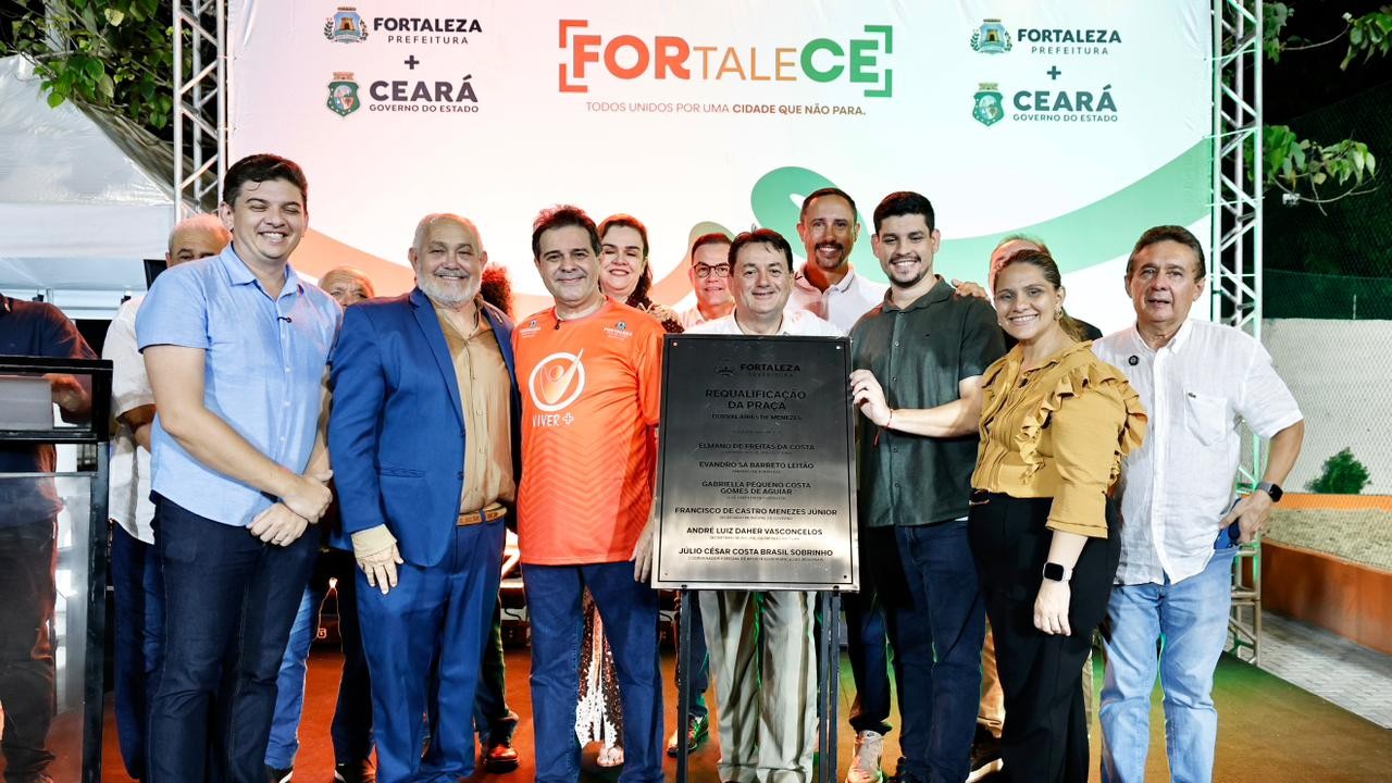 Prefeito Evandro Leitão e apoiadores posam para a foto mostrando a placa do equipamento recém inaugurado